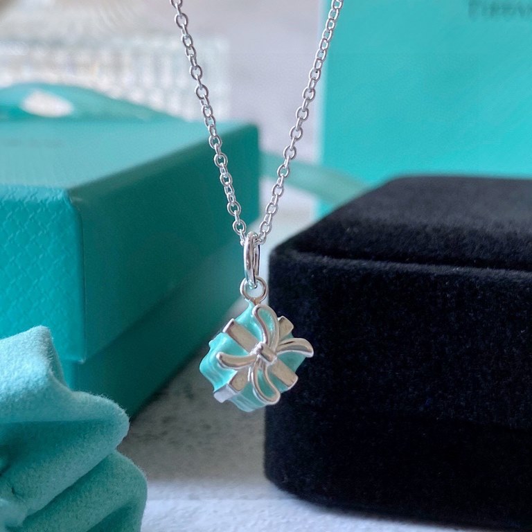 9 2  5  Tiffany Enamel Gift Box Pendant 925 Sterling Silver Necklace Tiffany Valentine's Day Gift Delicate and delicate white must-have piece Wear awesome!