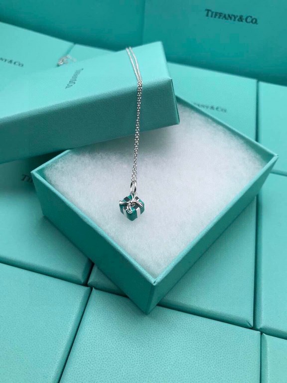 tiffany tiffany official gift box pendant      a very special necklace! It looks super pretty on        !