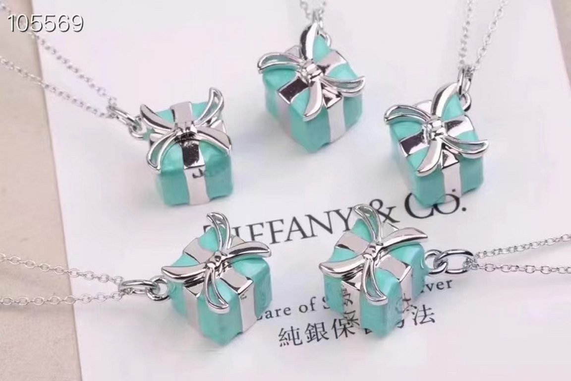 tiffany tiffany official gift box pendant      a very special necklace! It looks super pretty on        !