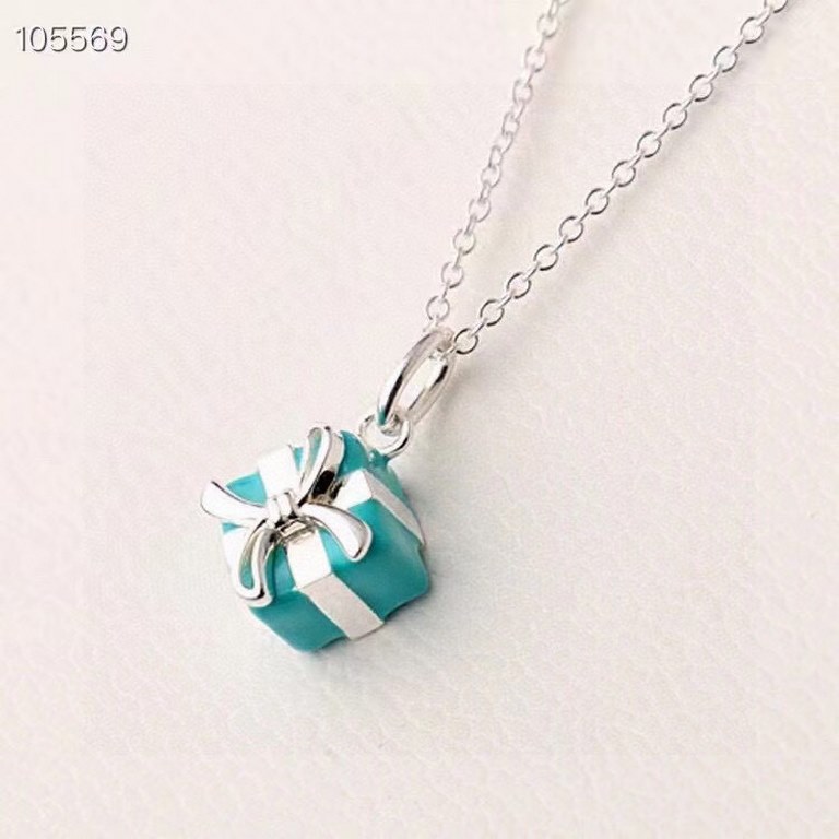 tiffany tiffany official gift box pendant      a very special necklace! It looks super pretty on        !