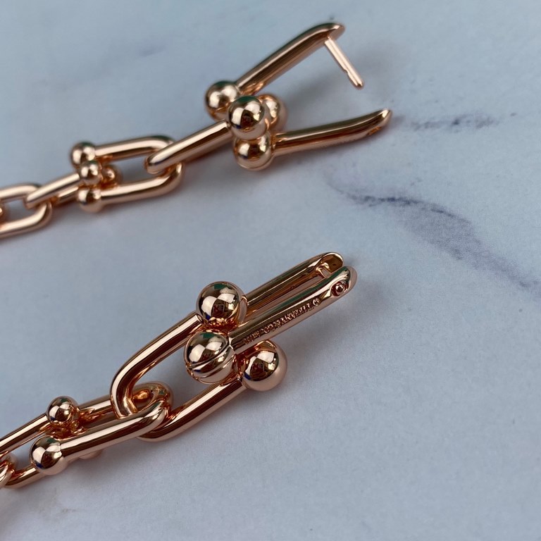 earrings Tiffany HardWear series, the entire chain is handmade, copper-plated gold. Liu Mintao wearing the same Tiffany HardWear, light reflecting the elegant charm, pioneering design highlights the bold inspiration   fa