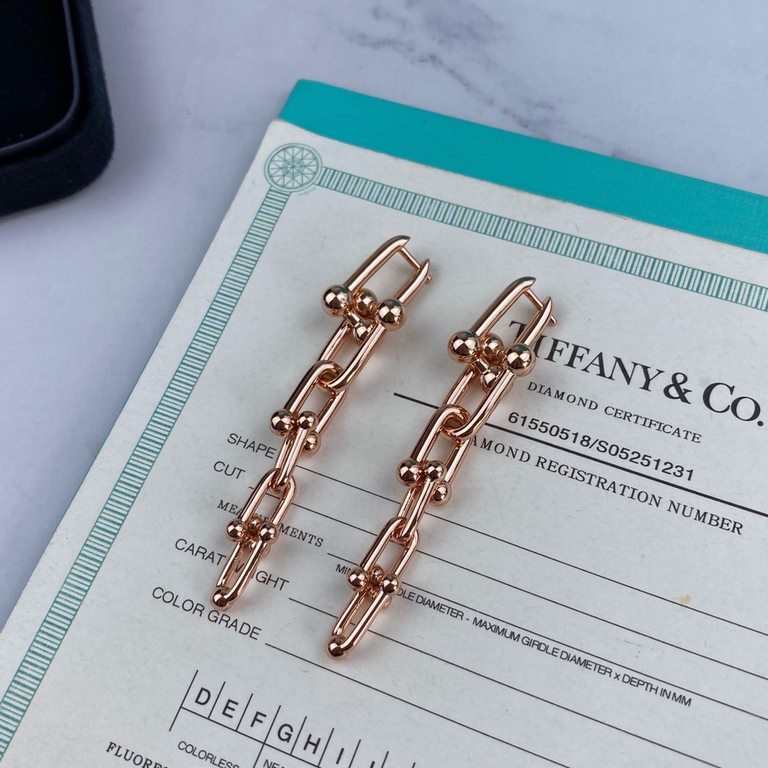 earrings Tiffany HardWear series, the entire chain is handmade, copper-plated gold. Liu Mintao wearing the same Tiffany HardWear, light reflecting the elegant charm, pioneering design highlights the bold inspiration   fa