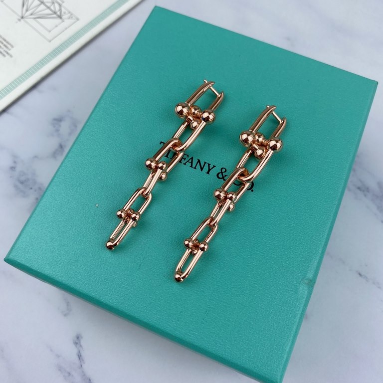 earrings Tiffany HardWear series, the entire chain is handmade, copper-plated gold. Liu Mintao wearing the same Tiffany HardWear, light reflecting the elegant charm, pioneering design highlights the bold inspiration   fa