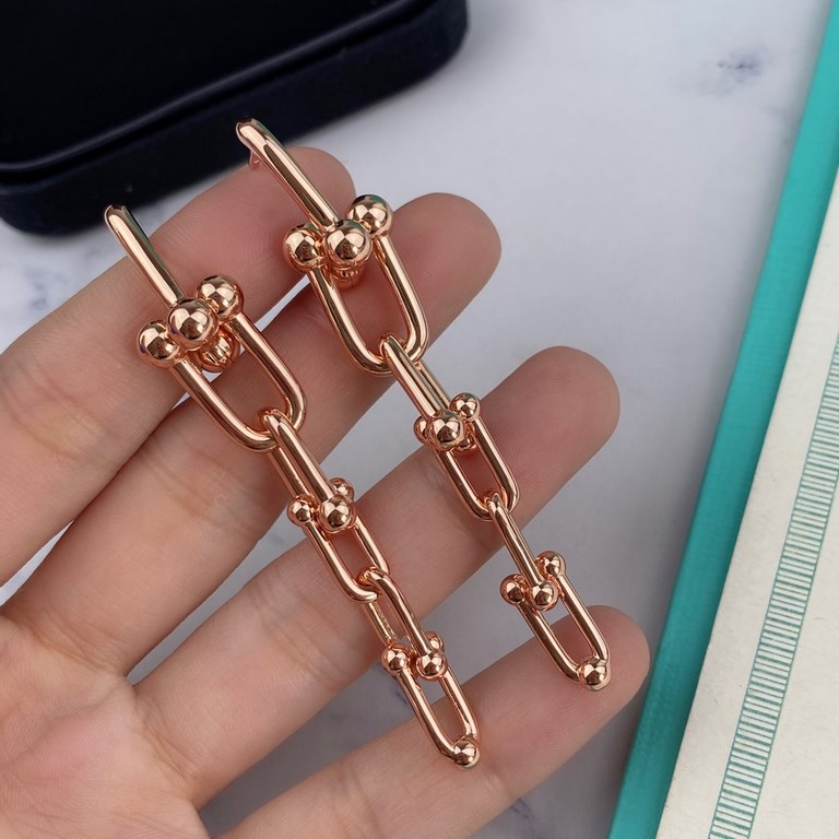 earrings Tiffany HardWear series, the entire chain is handmade, copper-plated gold. Liu Mintao wearing the same Tiffany HardWear, light reflecting the elegant charm, pioneering design highlights the bold inspiration   fa