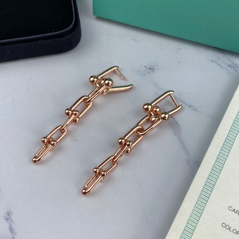 earrings Tiffany HardWear series, the entire chain is handmade, copper-plated gold. Liu Mintao wearing the same Tiffany HardWear, light reflecting the elegant charm, pioneering design highlights the bold inspiration   fa