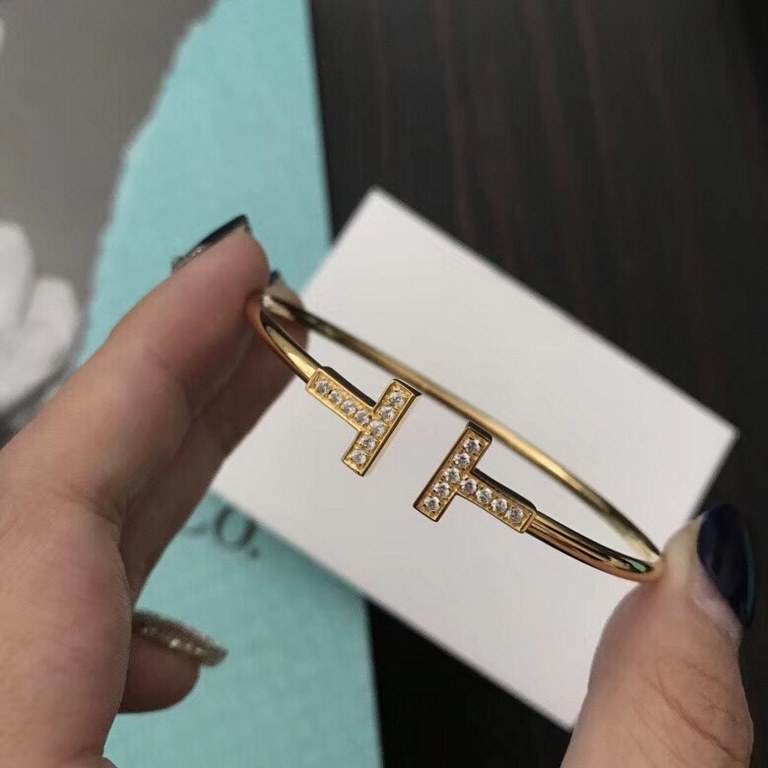 Tiffany double t bracelet with diamonds with diamonds Precision version double t bracelet The texture is very good to do a full score before shipping to you guys, zoom in zoom out zoom in zoom in to see the details of it