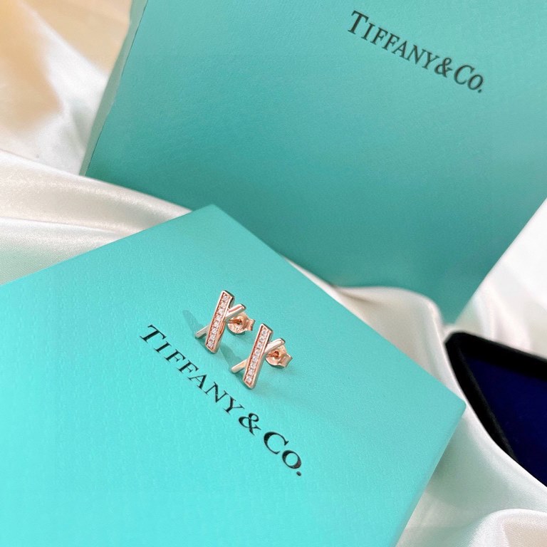 Exclusive debut Haute Couture Fire open 2021  models Tiffany cross earrings cross half diamonds design atmosphere simple to highlight the exquisite elegance, low-key bloom confidence very delicate and eye-catching. Origi