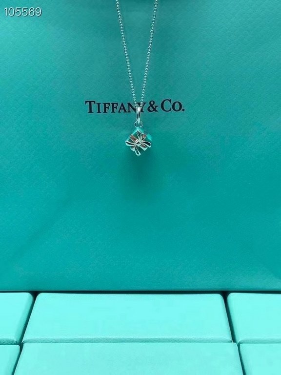 tiffany tiffany official gift box pendant      a very special necklace! It looks super pretty on        !