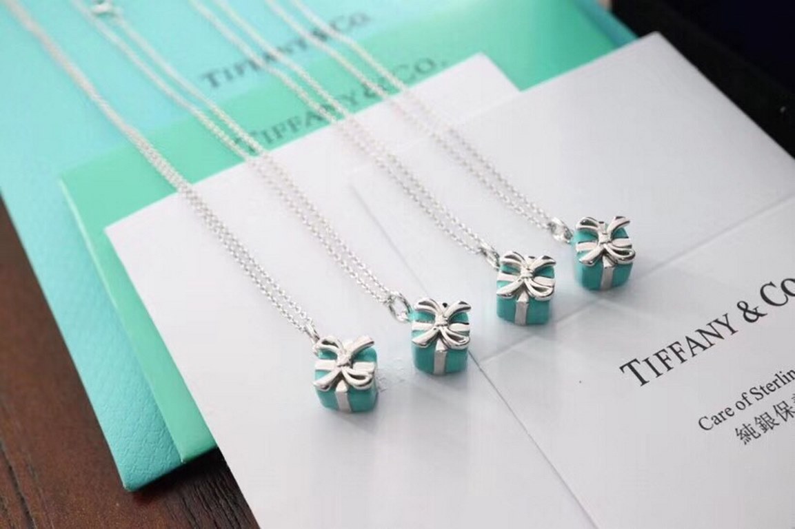 9 2  5  Tiffany Enamel Gift Box Pendant 925 Sterling Silver Necklace Tiffany Valentine's Day Gift Delicate and delicate white must-have piece Wear the effect of awesome