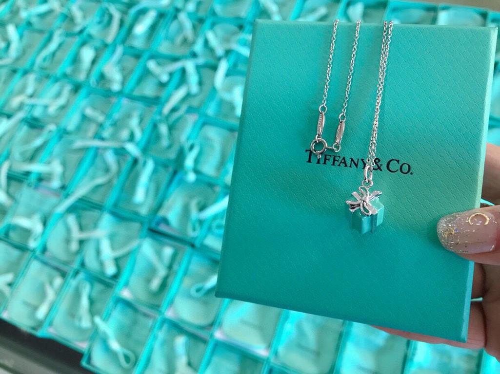 9 2  5  Tiffany Enamel Gift Box Pendant 925 Sterling Silver Necklace Tiffany Valentine's Day Gift Delicate and delicate white must-have piece Wear the effect of awesome