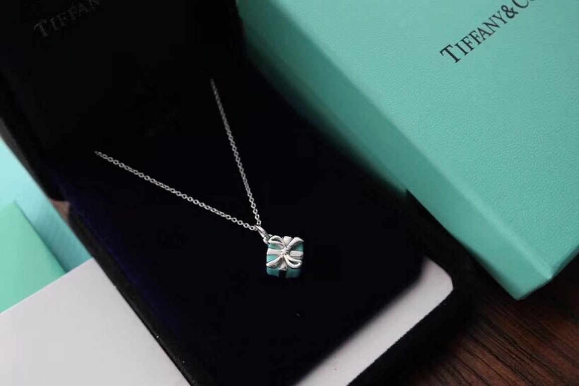 9 2  5  Tiffany Enamel Gift Box Pendant 925 Sterling Silver Necklace Tiffany Valentine's Day Gift Delicate and delicate white must-have piece Wear the effect of awesome