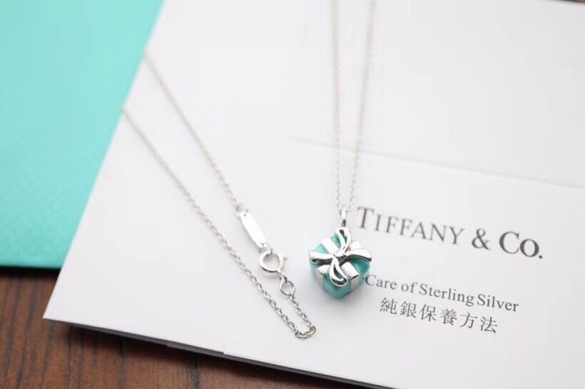 9 2  5  Tiffany Enamel Gift Box Pendant 925 Sterling Silver Necklace Tiffany Valentine's Day Gift Delicate and delicate white must-have piece Wear the effect of awesome