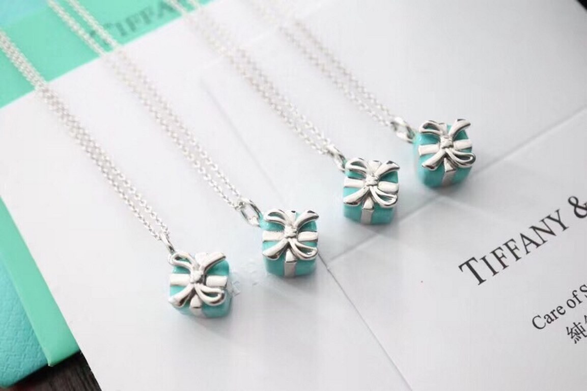 9 2  5  Tiffany Enamel Gift Box Pendant 925 Sterling Silver Necklace Tiffany Valentine's Day Gift Delicate and delicate white must-have piece Wear the effect of awesome