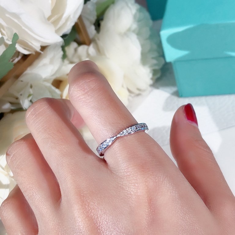 Versatile ring  s925 sterling silver material imported simulated diamond ring   pointed mouth diamond ring Tiffany Setting   set   diamonds of the sparkling light brilliantly reflected. Tiffany's exquisite craftsmanship 