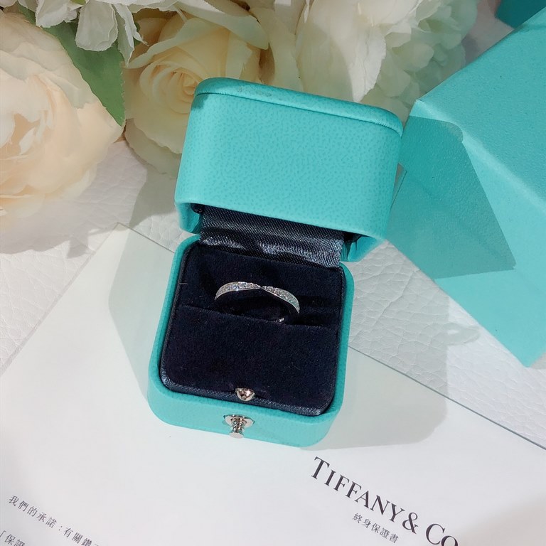 Versatile ring  s925 sterling silver material imported simulated diamond ring   pointed mouth diamond ring Tiffany Setting   set   diamonds of the sparkling light brilliantly reflected. Tiffany's exquisite craftsmanship 