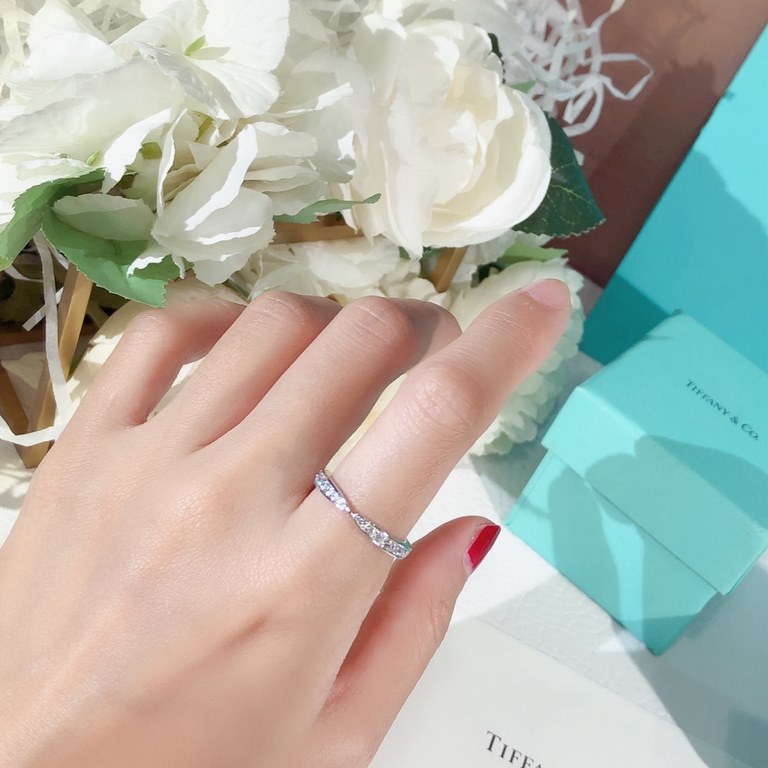 Versatile ring  s925 sterling silver material imported simulated diamond ring   pointed mouth diamond ring Tiffany Setting   set   diamonds of the sparkling light brilliantly reflected. Tiffany's exquisite craftsmanship 