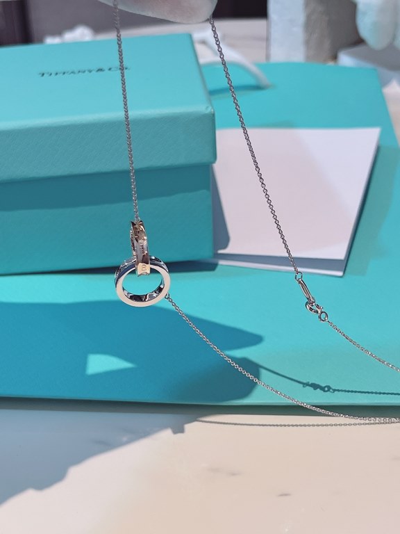 1837 Rose Gold Colorblocking Double Ring Necklace, the classic double ring necklace is silver double ring, this time out of the colorblocking style, material national standard 925 sterling silver. Compared to the silver 