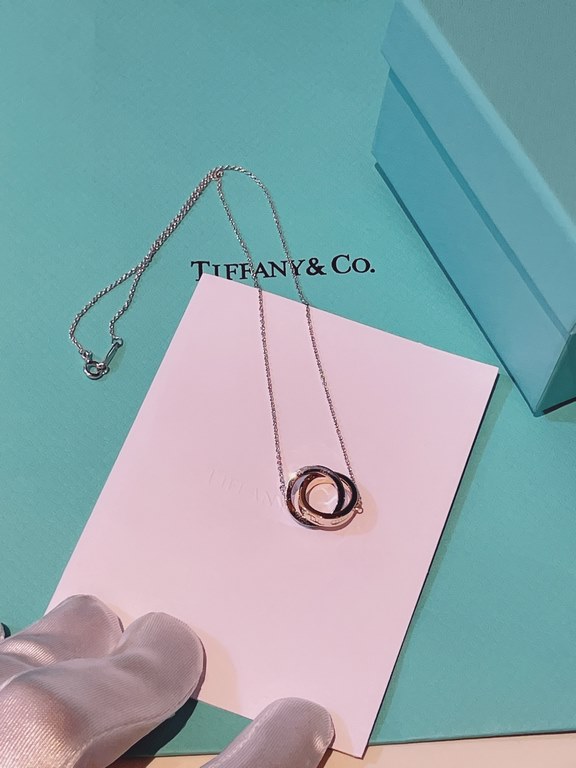 1837 Rose Gold Colorblocking Double Ring Necklace, the classic double ring necklace is silver double ring, this time out of the colorblocking style, material national standard 925 sterling silver. Compared to the silver 