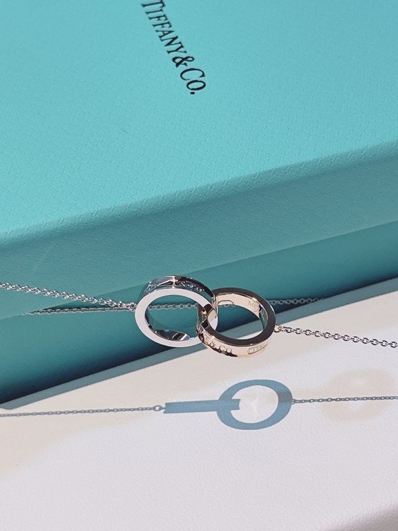 1837 Rose Gold Colorblocking Double Ring Necklace, the classic double ring necklace is silver double ring, this time out of the colorblocking style, material national standard 925 sterling silver. Compared to the silver 