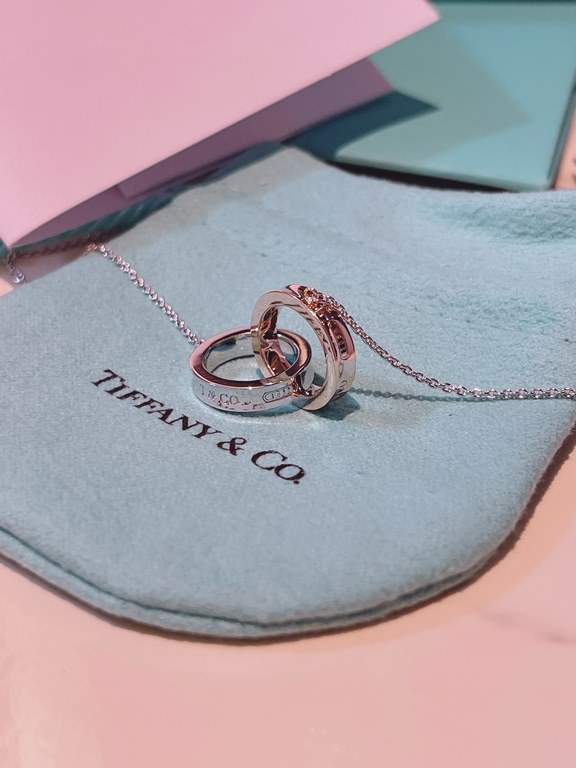 1837 Rose Gold Colorblocking Double Ring Necklace, the classic double ring necklace is silver double ring, this time out of the colorblocking style, material national standard 925 sterling silver. Compared to the silver 