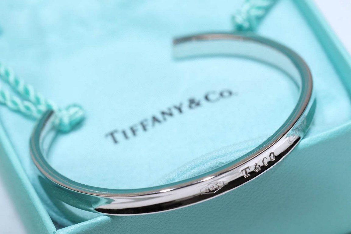 Tiffany Bracelet Counter Original Starting Edition Tiffany Tiffany@Co 1837 Collection Engraved with the year of Tiffany's founding, the Tiffany@Co 1837 Collection is perfectly interpreted with smooth curves and contours.