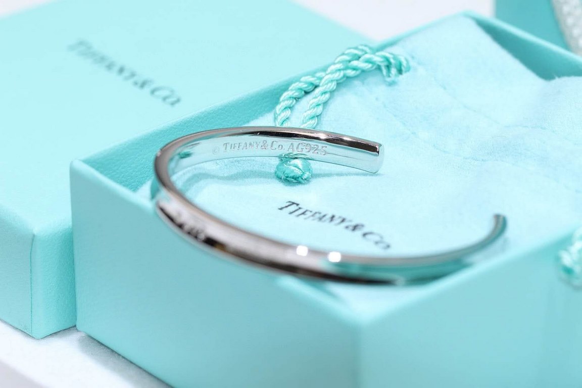 Tiffany Bracelet Counter Original Starting Edition Tiffany Tiffany@Co 1837 Collection Engraved with the year of Tiffany's founding, the Tiffany@Co 1837 Collection is perfectly interpreted with smooth curves and contours.