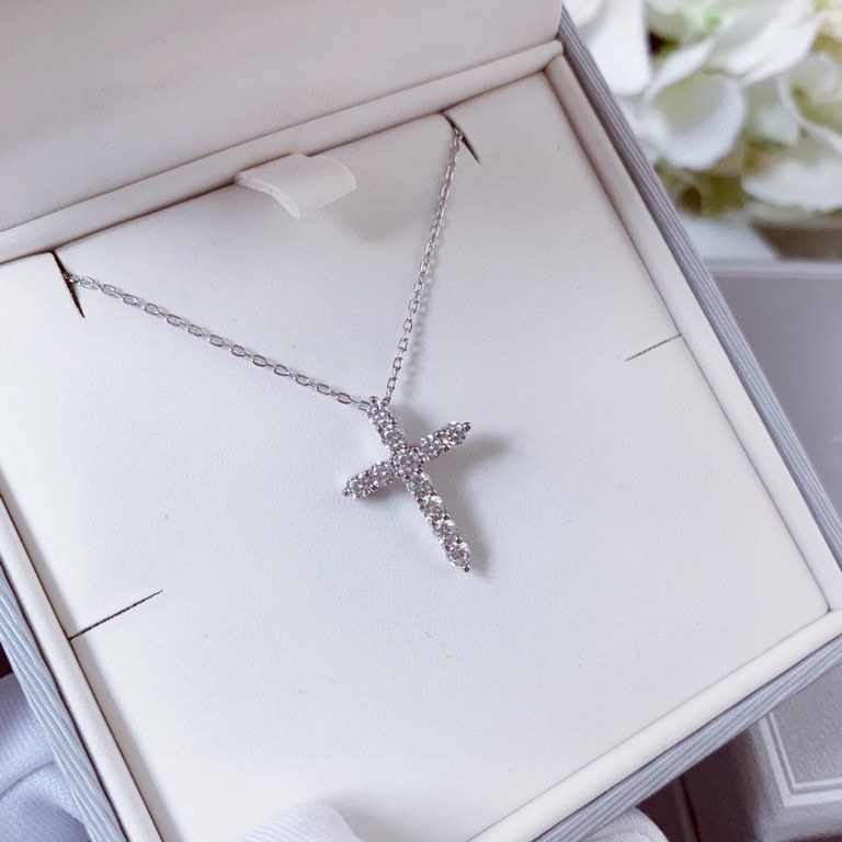 T Family Tiffany   Cross   Necklace  Using the highest version of imported high-carbon diamonds on the market  Brilliant color, brilliant as a star Like a beacon of light guiding people to optimism and hope  The sparkle 