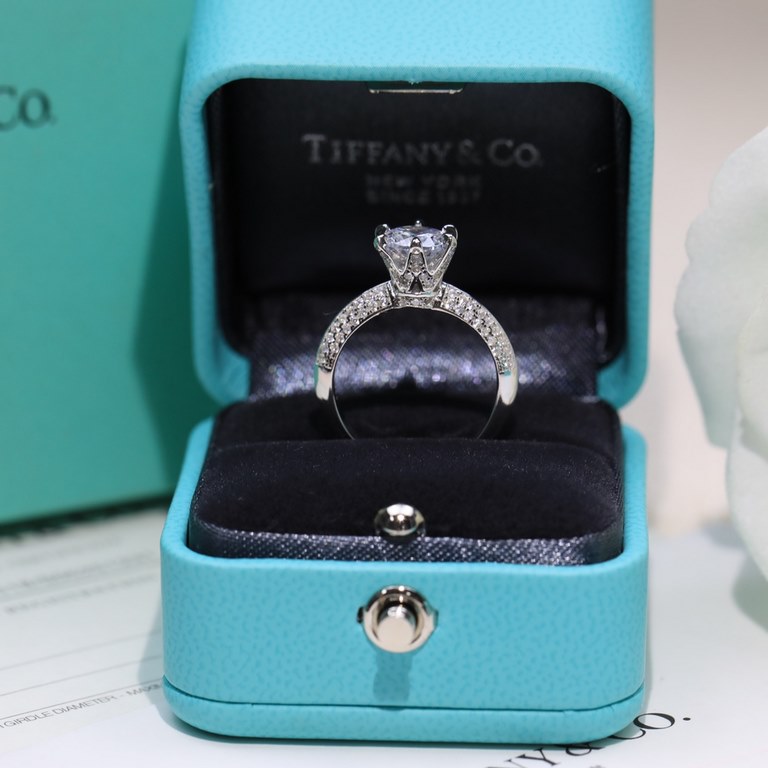 Tiffany Tiffany 6 Claw Ring features a six-prong setting in high-quality, original, custom 925 sterling silver, with square prongs that catch the diamonds at the corners of the cuts, and are as close as you can get to re