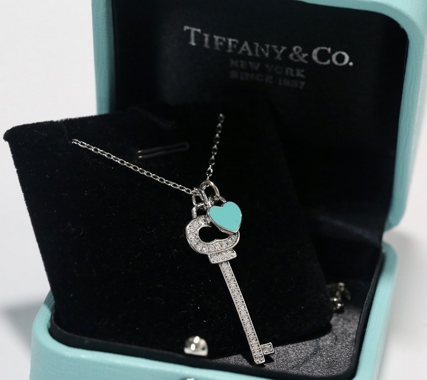 t home new key love heart    necklace with diamonds  Exquisite and delicate, do not need to say more, look at the picture you can see every detail and style!The effect on the body is absolutely beautiful, come to pick