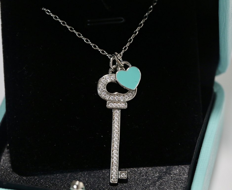 t home new key love heart    necklace with diamonds  Exquisite and delicate, do not need to say more, look at the picture you can see every detail and style!The effect on the body is absolutely beautiful, come to pick