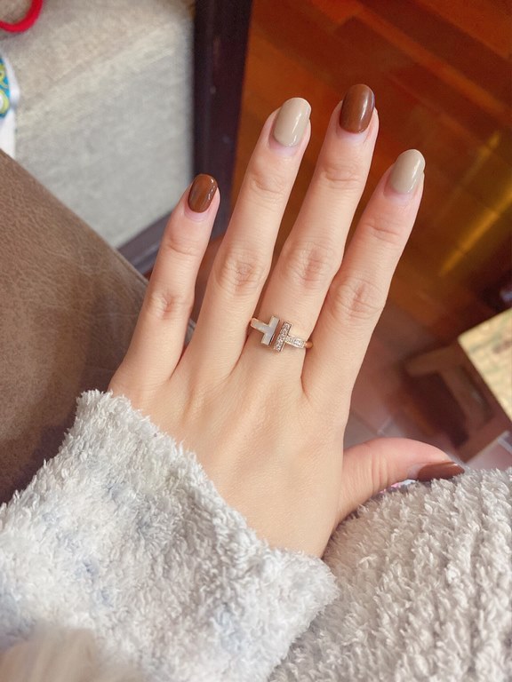 On behalf of the purchase level Tiff Tiffany new listing Two T series white shell asymmetric opening double t diamond ring Selected original consistent imported s925 sterling silver material plating 18k gold rose gold ya