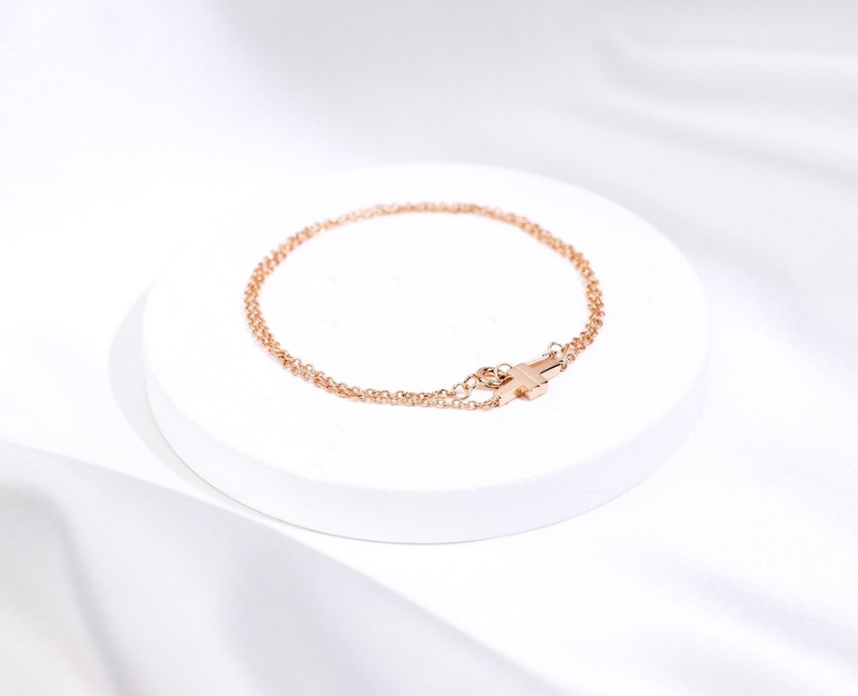 A delicate double chain with a fashion-forward T-pattern and dazzling diamonds for a touch of elegance. The classic and glamorous design of the T Collection features delicate facets that reflect love. Pair with other T C