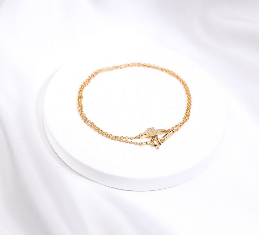 A delicate double chain with a fashion-forward T-pattern and dazzling diamonds for a touch of elegance. The classic and glamorous design of the T Collection features delicate facets that reflect love. Pair with other T C