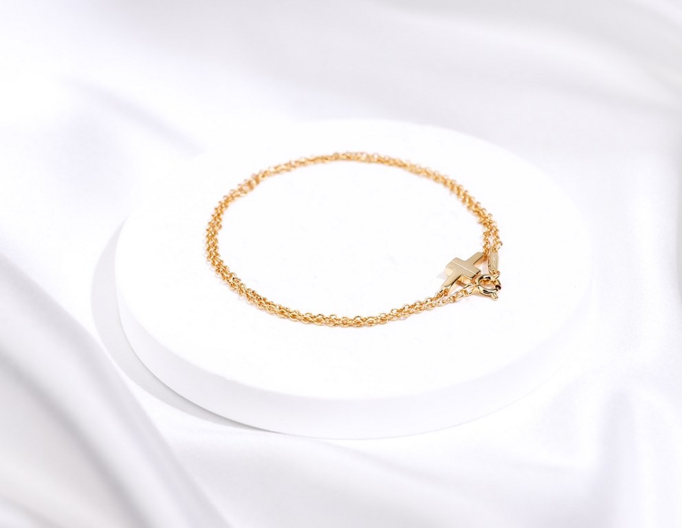 A delicate double chain with a fashion-forward T-pattern and dazzling diamonds for a touch of elegance. The classic and glamorous design of the T Collection features delicate facets that reflect love. Pair with other T C