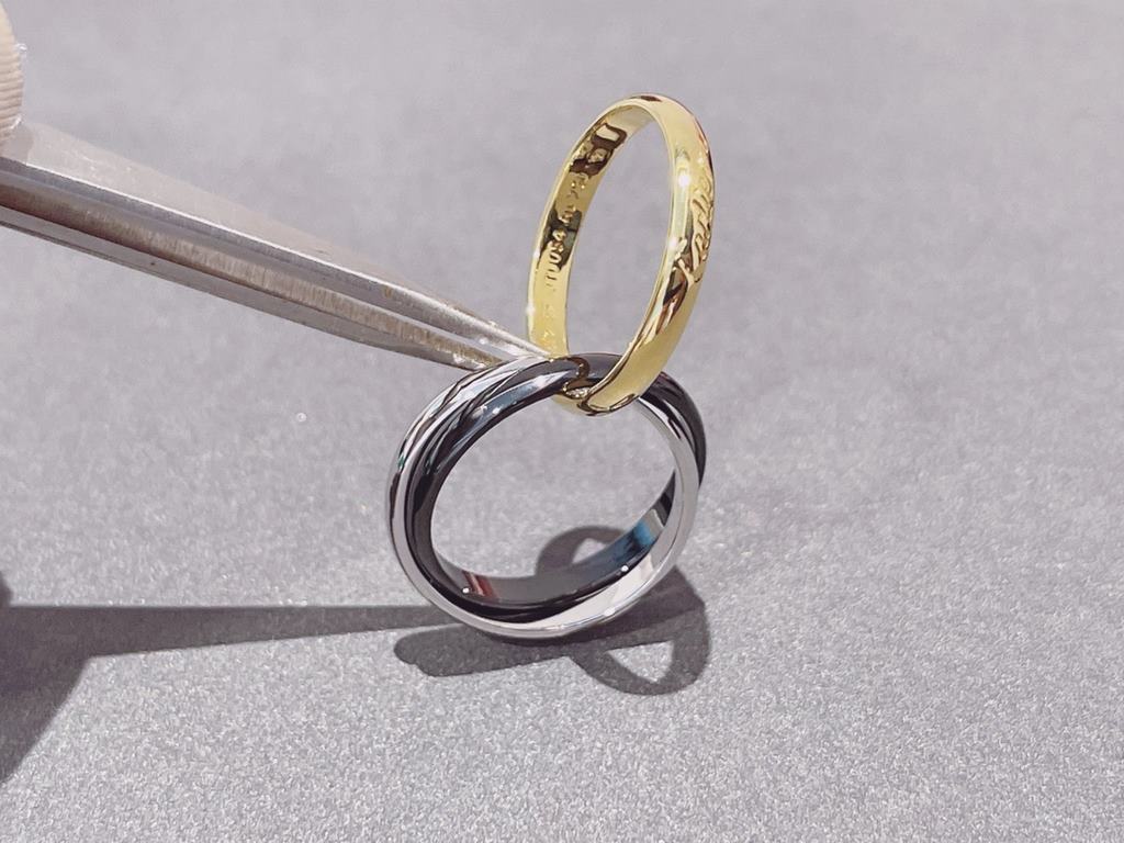 Tinity Triple Ring (56789 US)The three rings are made of yellow gold, white gold and black ceramic, and all the meanings you want to express are infinitely rich and extend infinitely, and the symbolism is so great!Super 