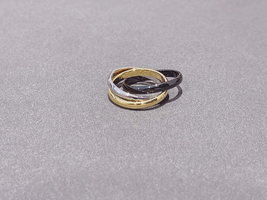 Tinity Triple Ring (56789 US)The three rings are made of yellow gold, white gold and black ceramic, and all the meanings you want to express are infinitely rich and extend infinitely, and the symbolism is so great!Super 