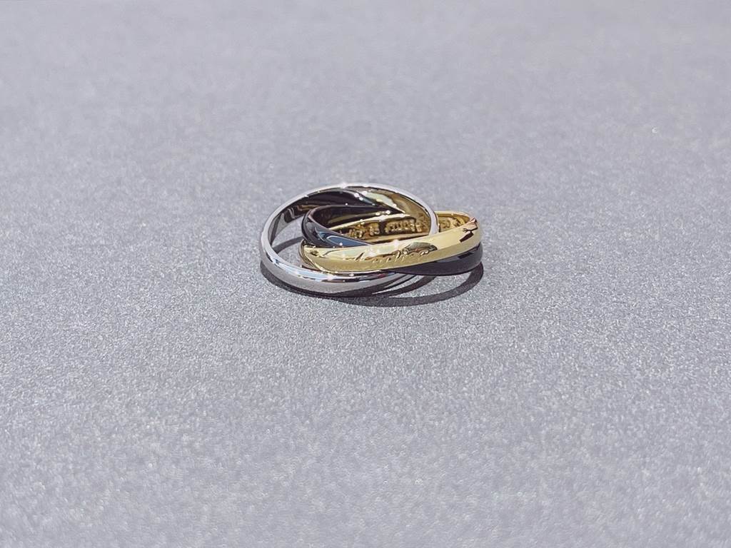 Tinity Triple Ring (56789 US)The three rings are made of yellow gold, white gold and black ceramic, and all the meanings you want to express are infinitely rich and extend infinitely, and the symbolism is so great!Super 