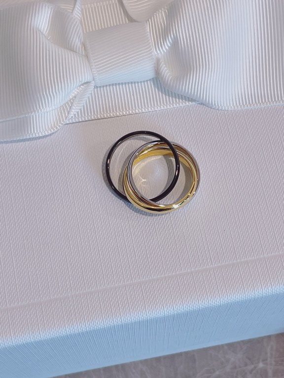 Tinity Triple Ring (56789 US)The three rings are made of yellow gold, white gold and black ceramic, and all the meanings you want to express are infinitely rich and extend infinitely, and the symbolism is so great!Super 