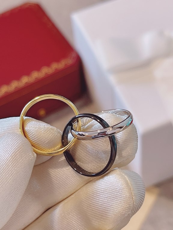 Tinity Triple Ring (56789 US)The three rings are made of yellow gold, white gold and black ceramic, and all the meanings you want to express are infinitely rich and extend infinitely, and the symbolism is so great!Super 