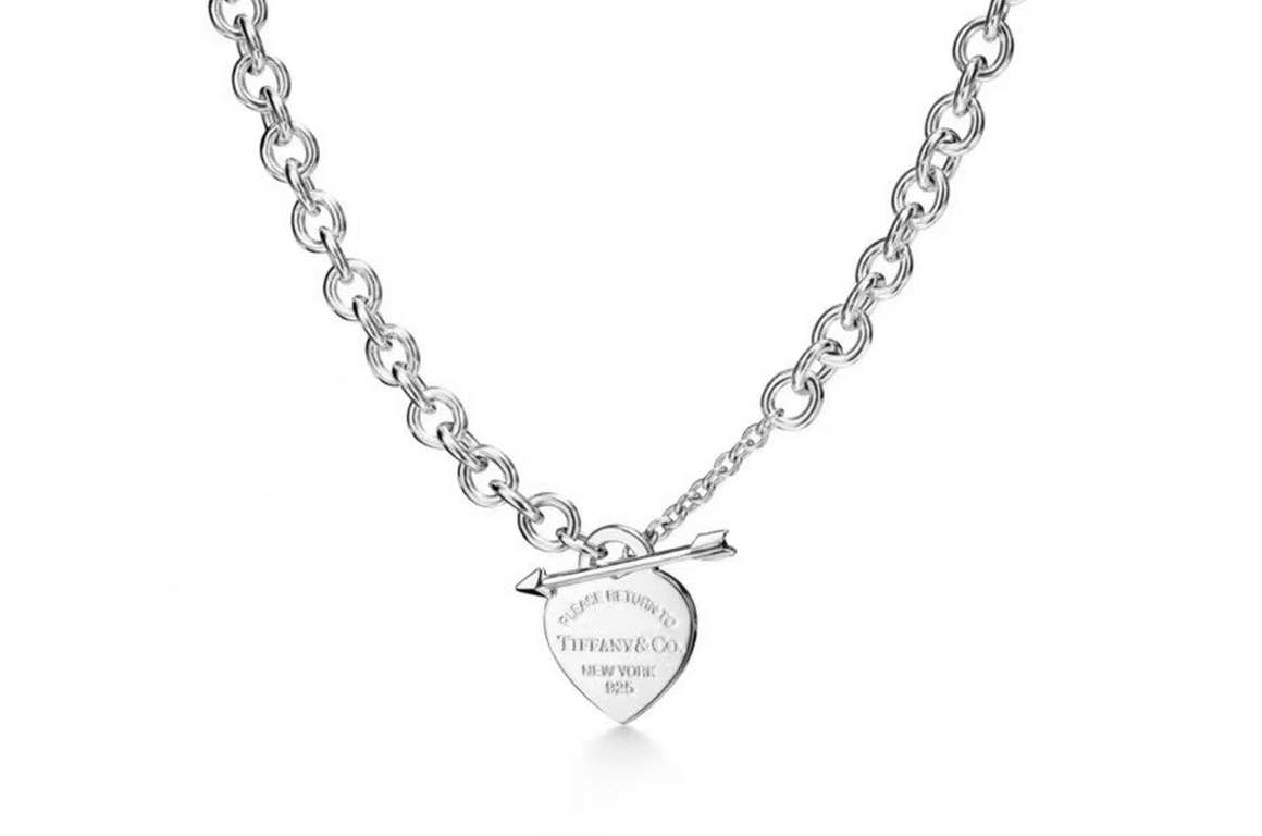 Tiffany - Chubby's Arrow Pin Clasp Necklace This sterling silver necklace is designed with an arrow-shaped pin closure and is perfect for pairing with the iconic heart charm. Wear it alone or layer it with different leng