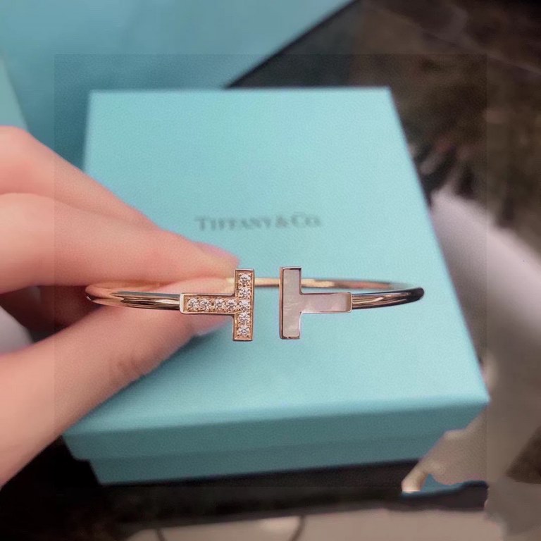 Tiffany Tiffany New Arrivals The most sought-after item in the counter is the double t asymmetrical white mother-of-pearl bracelet, which adds a little surprise to the classic design.