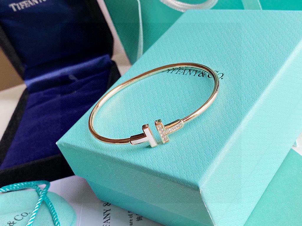 Tiffany Tiffany New Arrivals The most sought-after item in the counter is the double t asymmetrical white mother-of-pearl bracelet, which adds a little surprise to the classic design.