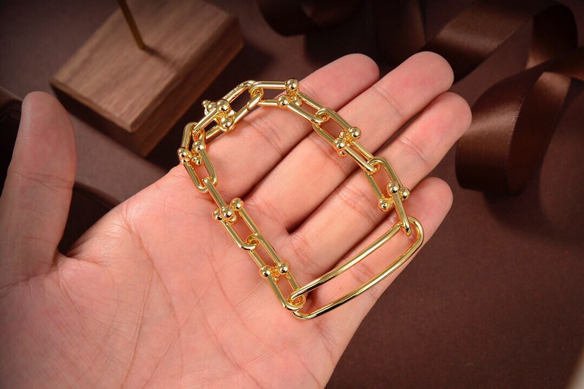 Tiffany Tiffany Joint Bracelet The big red bloggers TiffanyHardWear hot open U joint chain ring series Wrap series It seems simple, but actually need nine hundred and ninety-one crafts to chain ring from big to small in 