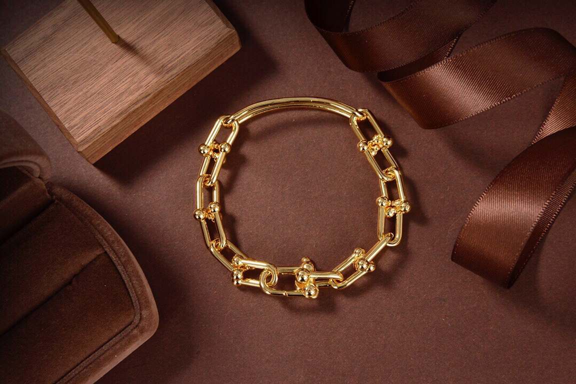 Tiffany Tiffany Joint Bracelet The big red bloggers TiffanyHardWear hot open U joint chain ring series Wrap series It seems simple, but actually need nine hundred and ninety-one crafts to chain ring from big to small in 