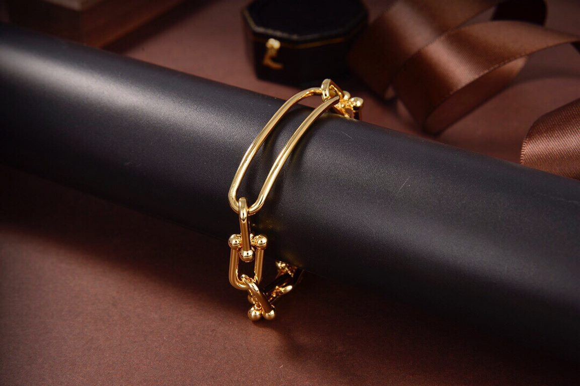 Tiffany Tiffany Joint Bracelet The big red bloggers TiffanyHardWear hot open U joint chain ring series Wrap series It seems simple, but actually need nine hundred and ninety-one crafts to chain ring from big to small in 