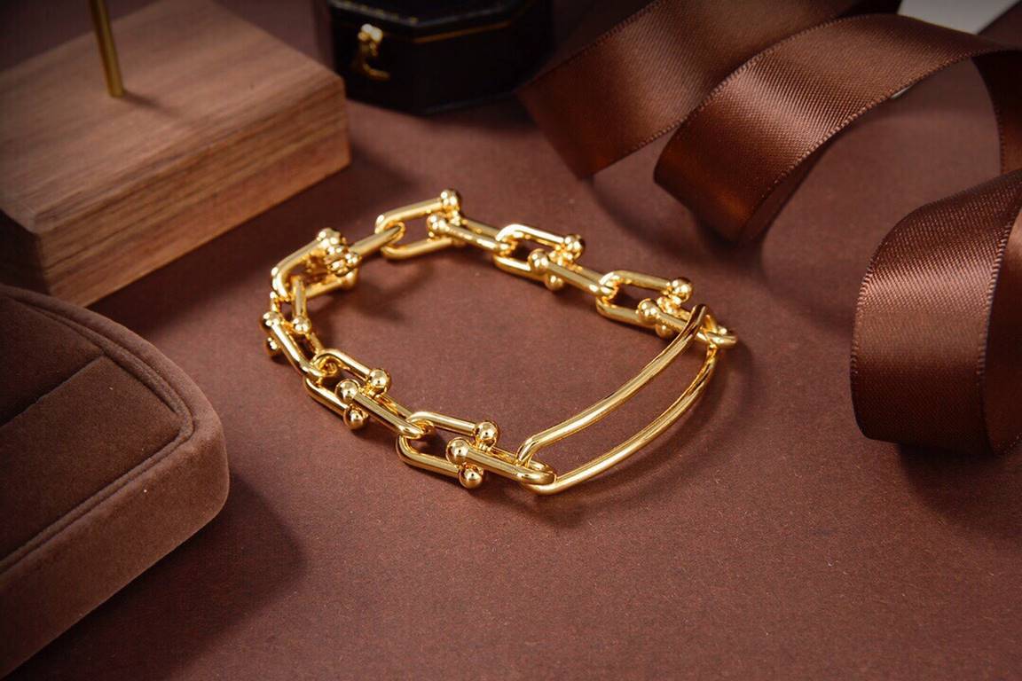 Tiffany Tiffany Joint Bracelet The big red bloggers TiffanyHardWear hot open U joint chain ring series Wrap series It seems simple, but actually need nine hundred and ninety-one crafts to chain ring from big to small in 