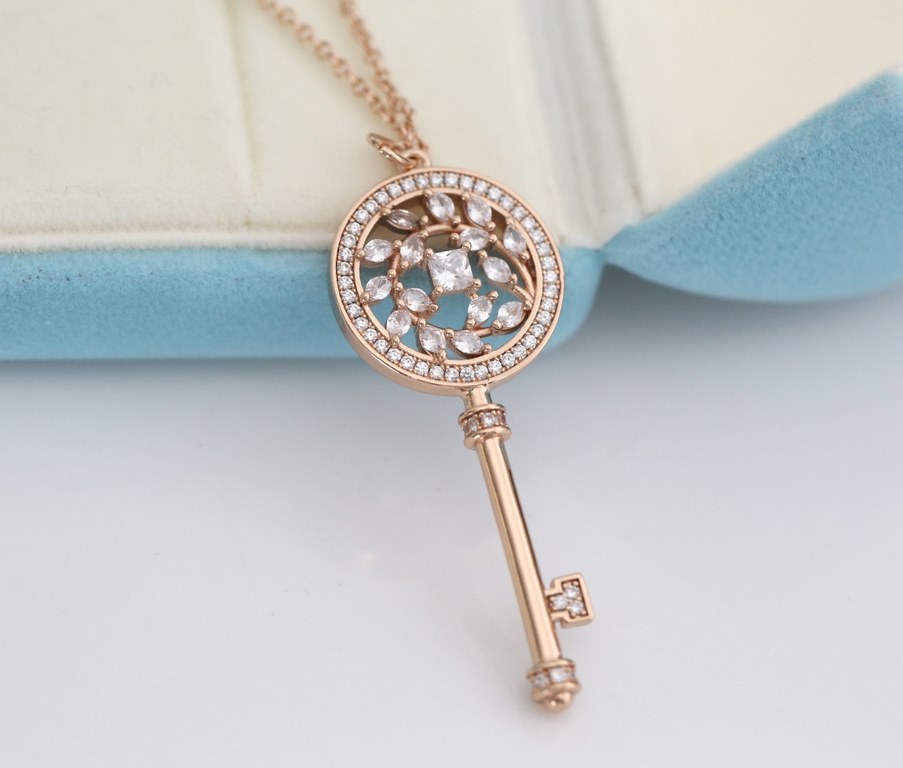 t family new key   necklaceSmall and delicate Sparkling Each little diamond   is especially delicate  Three colors Qi