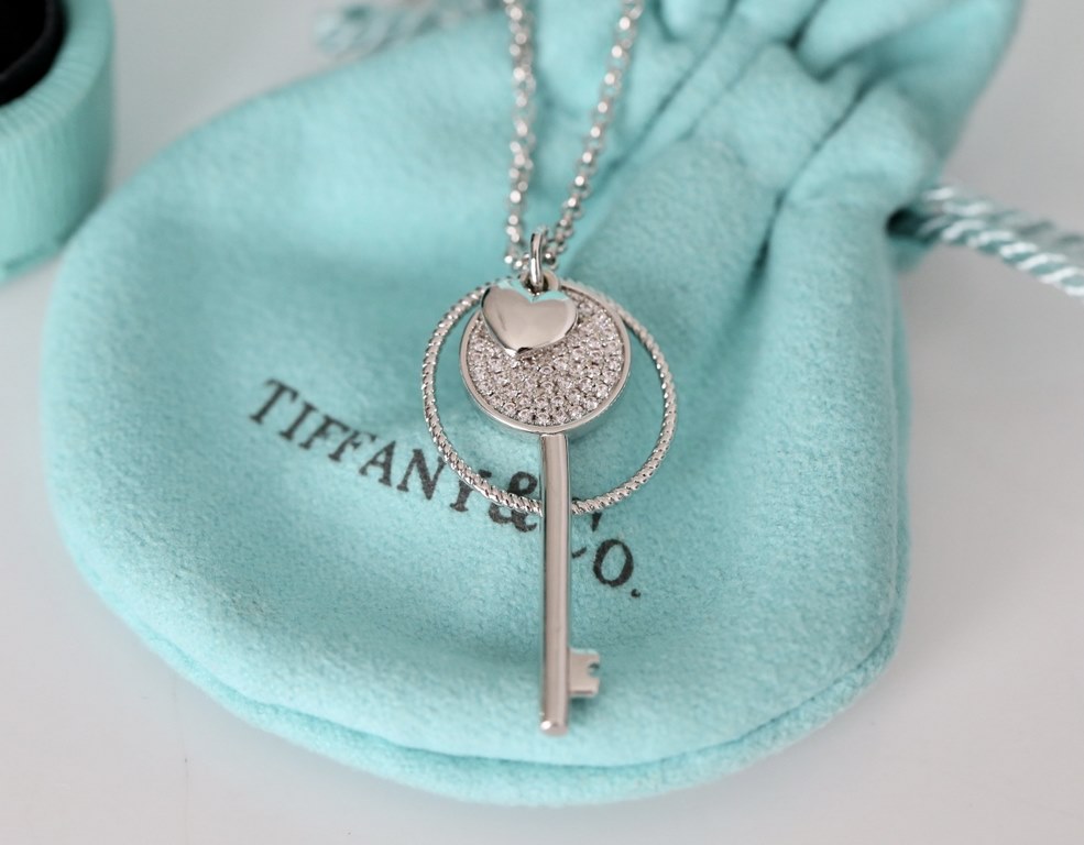 t family new key   necklaceSmall and delicate Sparkling Each little diamond   is especially delicate  Three colors Qi