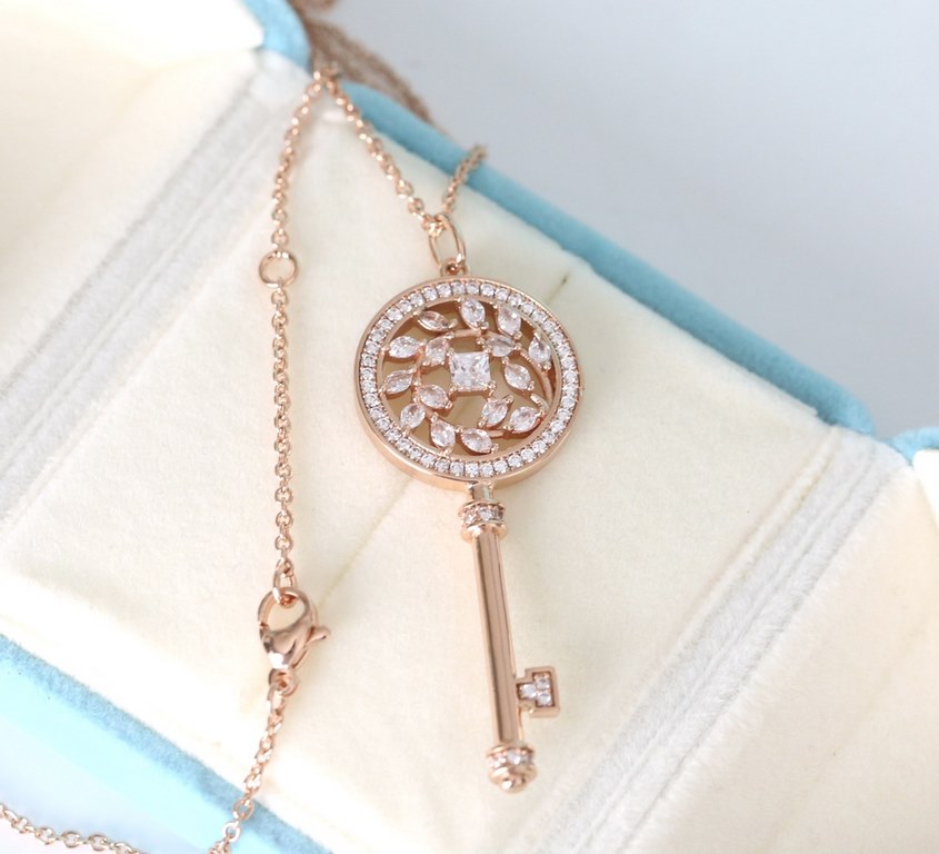 t family new key   necklaceSmall and delicate Sparkling Each little diamond   is especially delicate  Three colors Qi