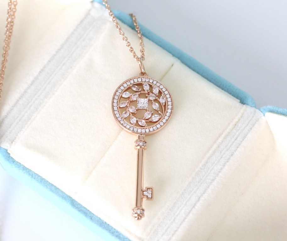 t family new key   necklaceSmall and delicate Sparkling Each little diamond   is especially delicate  Three colors Qi